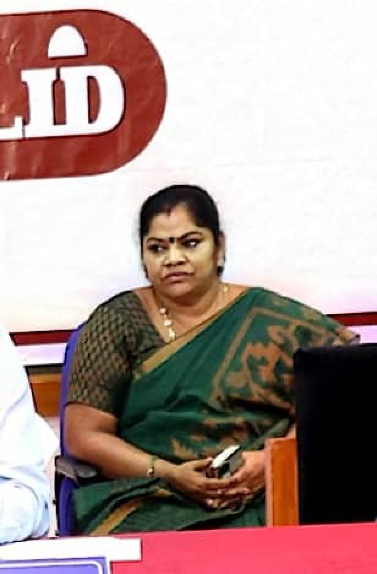 புதுக்கோட்டை PRO அவர்களே! நீங்கள் புதுகை PRO ஆக பணியில் சேர்ந்த போது ஒப்படைக்கப்பட்ட (2)அரசு வாகனம் எங்கே? நாளை முதலமைச்சர் நிகழ்ச்சிக்கு எந்த வாகனத்தில் பத்திரிகை மற்றும் ஊடக நண்பர்களை அழைத்துச் செல்லப் போகிறீர்கள்!