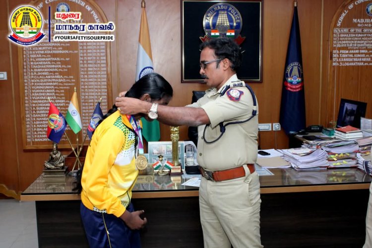 தங்கம் வென்ற தலைமை காவலரின் புதல்வி.உமையாழினி, மாநகர காவல் ஆணையர் திரு.ஜெ.லோகநாதன் அவர்களின் பாராட்டுக்கள்.