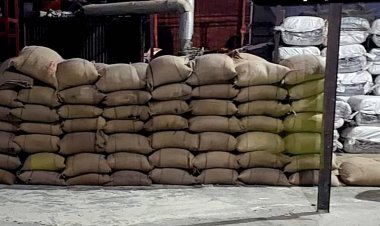 அரிசி அரவை மில்லில் ரேஷன் அரிசி பதுக்கிய 6 பேர் கைது - 40 ஆயிரம் கிலோ ரேஷன் அரிசி, மினி லாரி பறிமுதல் - அரிசி அரவை மில்லுக்கு சீல்!!!  புதுக்கோட்டை மாவட்டத்தில் அதிகாரிகள் உரக்கமா?