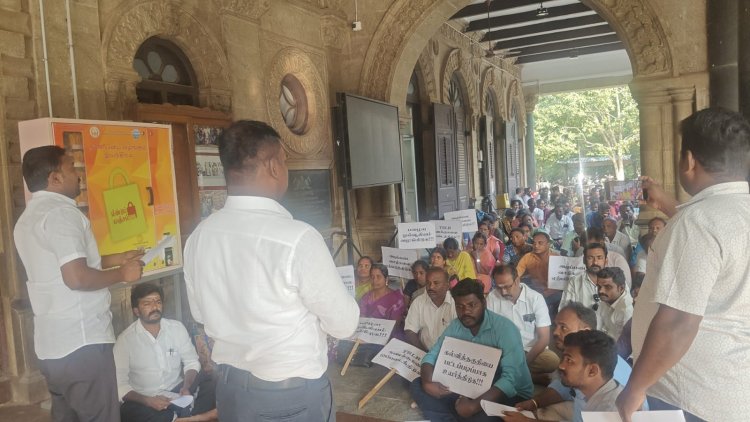 வருவாய் துறையினர்களின் (7) அம்ச கோரிக்கைகளை நிறைவேற்றக் கோரி, தமிழக அரசை கண்டித்து போராட்டத்தில் குதித்த புதுக்கோட்டை வருவாய்த்துறையினர்.