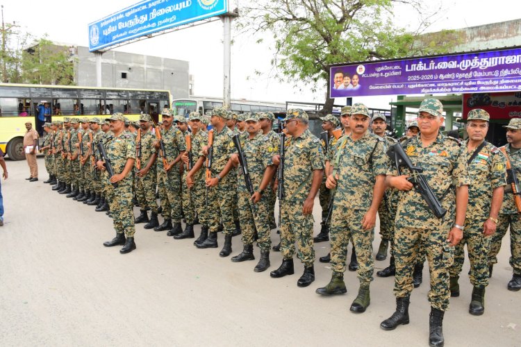 தமிழகம் முழுவதும் அதிகாரிகள் பணியிட மாற்றங்கள் நடைபெற்றன வாக்காளர்கள் அச்சமின்றி பாதுகாப்புடன் வாக்களிக்க நாங்கள் தயாராக உள்ளோம் என்பதை போலீசார் நினைவுபடுத்தும் வகையில், மத்திய பாதுகாப்பு படை மற்றும் போலீசார் உள்ளிட்டோர்