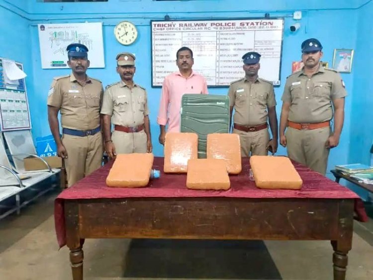 திருச்சி ரயிலில் ரூ 5 லட்சம் மதிப்புள்ள கஞ்சா பறிமுதல்.திருச்சி இருப்புப் பாதை காவல் நிலைய அதிகாரிகளின் அதிரடி சோதனையில் சிக்கியது.