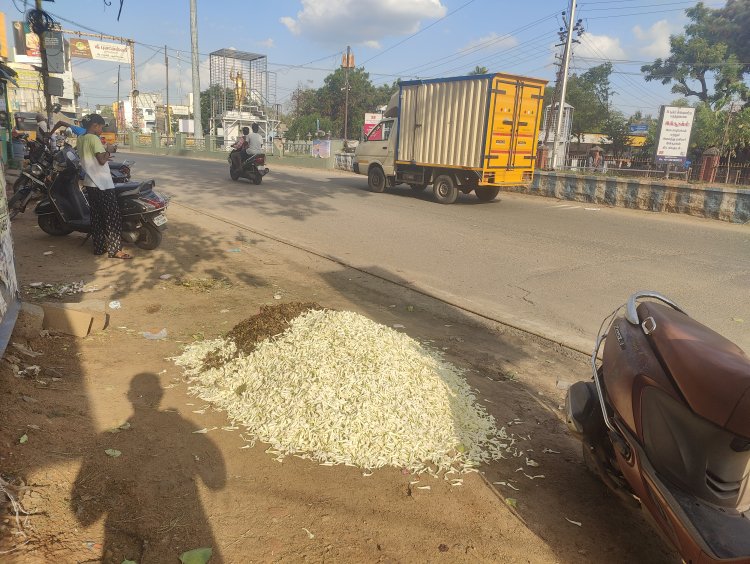 புதுக்கோட்டை பழைய பேருந்து நிலையம் அருகே உள்ள பூ மார்க்கெட்டில் சம்பங்கி பூ விற்பனையாகாமல் சாலையோரம் கொட்டப்பட்டுள்ளது விவசாயிகள் வேதனை