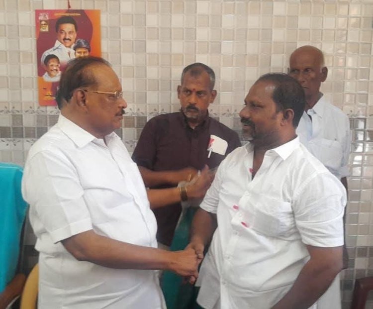 புதுக்கோட்டை மாவட்டம் திருமயம் ஊராட்சி மன்றம் முன்னாள் தலைவர் சிக்கந்தர் இன்று திருமயம் சட்டமன்றத் தொகுதி அலுவலகத்தில் சட்டமன்ற உறுப்பினரும், முன்னாள் அமைச்சருமான எஸ். ரகுபதி முன்னிலையில் தன்னை மீண்டும் திமுக கழகத்தில் இணைத்துக் கொண்டார். மீண்டும் இணைந்த முன்னாள் ஊராட்சி மன்ற தலைவர் சிக்கந்தருக்கு திமுகவினர் வாழ்த்துக்கள் தெரிவித்தனர்.